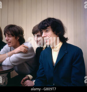 Musik - Die Rolling Stones. Bill Wyman von den Rolling Stones. Im Hintergrund sind auch Charlie Watts und Mick Jagger zu sehen. Stockfoto