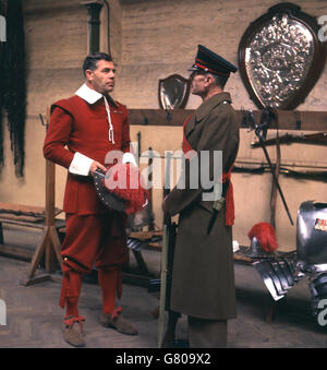 Ein moderner Soldat und Mitglied der Company of Pikemen and Muskeers in seiner farbenfrohen Uniform aus dem 17. Jahrhundert im Armoury House, London. Stockfoto