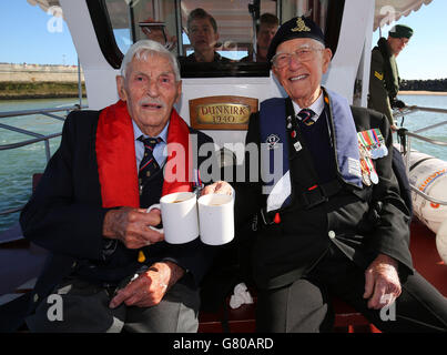 Die Dunkirk-Veteranen Michael Bentall, 94, (links) und Garth Wright (95) an Bord des kleinen Schiffes die Prinzessin Freda, als die kleinen Schiffe Ramsgate Harbour in Kent verlassen, um zum 75. Jahrestag der Operation Dynamo nach Dünkirchen, Frankreich, zu segeln. Stockfoto