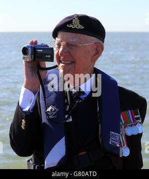 Dunkirk-Veteran Garth Wright (95) an Bord des kleinen Schiffes die Prinzessin Freda, als die kleinen Schiffe Ramsgate Harbour in Kent verlassen, um zum 75. Jahrestag der Operation Dynamo nach Dunkirk, Frankreich, zu segeln. Stockfoto