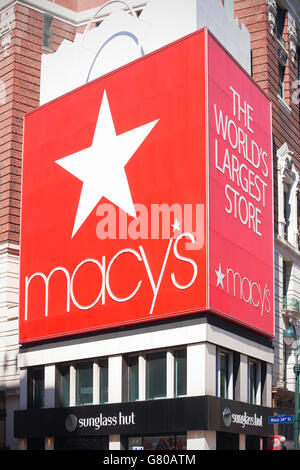 New York, New York USA - 7. März 2016. Eingang des York Flaggschiff-Kaufhaus Macys am Herald Square am Broadway. Stockfoto