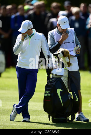 Der nordirische Rory McIlroy (links) und sein Caddie JP Fitzgerald (rechts) am ersten Tag der BMW PGA Championship 2015 im Wentworth Golf Club, Surrey. Stockfoto