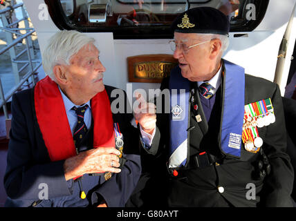 Die Dunkirk-Veteranen Michael Bentall, 94, (links) und Garth Wright (95) an Bord des kleinen Schiffes die Prinzessin Freda, als die kleinen Schiffe Ramsgate Harbour in Kent verlassen, um zum 75. Jahrestag der Operation Dynamo nach Dünkirchen, Frankreich, zu segeln. Stockfoto