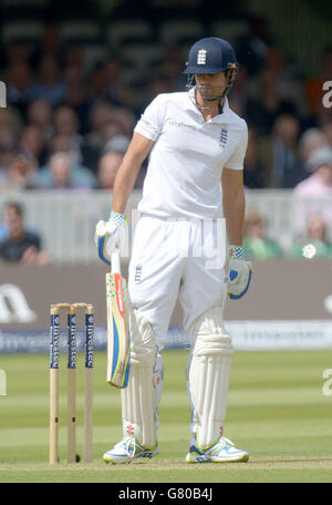 Englands Alastair Cook reagiert, nachdem er während des ersten Investec Test Match in Lord's, London, sein Wicket verloren hat. Stockfoto