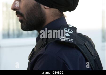 Immigration Enforcement Officers razzia ein Wohneigentum auf der Suche nach illegalen Einwanderern in Southall, West London. Stockfoto