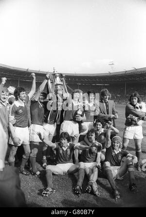 Ipswich Town feiert den Gewinn des FA Cup, indem es Arsenal im Finale 1978 im Wembley Stadium besiegt. Stockfoto