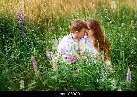 Porträt der jungen Mode-Paar im Feld suchen auf einander Stockfoto