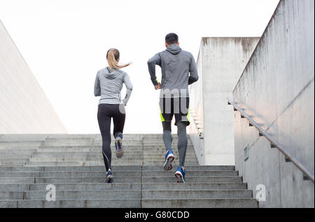 paar auf Stadt-Treppe nach oben laufen Stockfoto