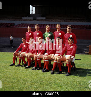 Teamgruppe Nottingham Forest: (Hintere Reihe, l-r) Peter Hindley, Bob McKinlay, Peter Grummitt, John Winfield, Henry Newton; (erste Reihe, l-r) Barry Lyons, Joe Baker, John Barnwell, Terry Hennessey, Frank Wignall, Ian Story-Moore Stockfoto