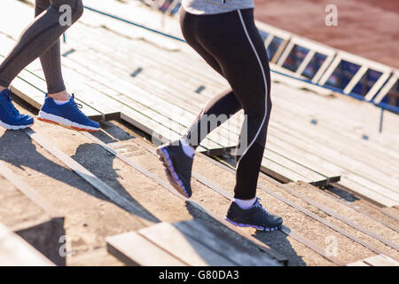 Nahaufnahme eines Paares auf Stadion im Erdgeschoss ausgeführt Stockfoto