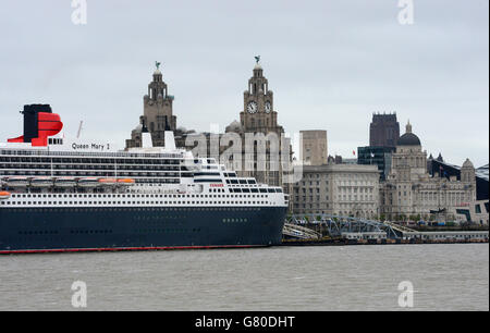 Cunard Ozeandampfer die Queen Mary 2 kommt in Liverpool vor Cunards 175-jähriges Jubiläum an, wenn sie morgen von Queen Victoria und Queen Elizabeth begleitet wird. Stockfoto