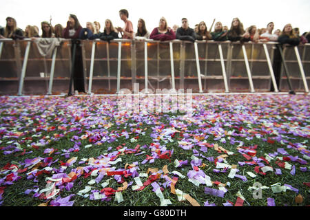 Ticker-Band auf dem Boden beim Radio 1 Big Weekend, das in Earlham Park, Norwich, abgehalten wird. Stockfoto