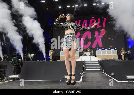 Radio 1 Großes Wochenende - Norwich - Samstag. Charli XCX beim Radio 1 Big Weekend im Earlham Park, Norwich. Stockfoto