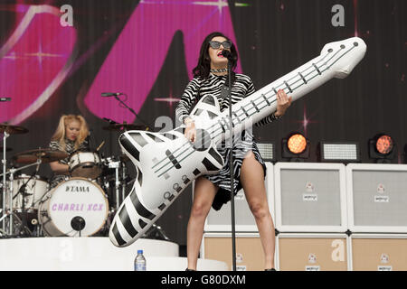 Radio 1 Großes Wochenende - Norwich - Samstag. Charli XCX beim Radio 1 Big Weekend im Earlham Park, Norwich. Stockfoto