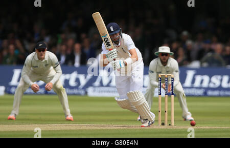 Cricket - Erstes Investec-Testspiel - England gegen Neuseeland - Tag vier - Lord's. Englands Joe Root hat am vierten Tag des ersten Investec Test Match in Lord's, London, eine Fledermaus. Stockfoto