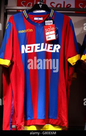 Fußball - Barclays Premier League - Crystal Palace / Swansea City - Selhurst Park. Ein Heimtrikot von Crystal Palace, das vor dem Spiel der Barclays Premier League im Selhurst Park, London, im Clubshop erhältlich ist. Stockfoto