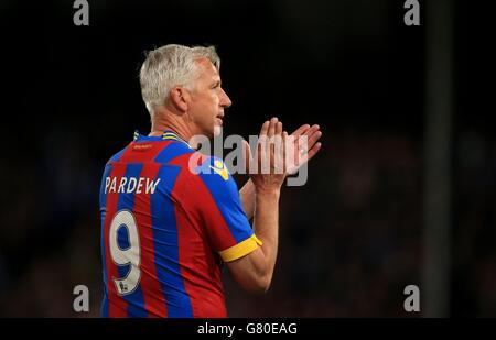 Fußball - Julian Speroni Testimonial - Crystal Palace V Dundee - Selhurst Park. Alan Pardew von Crystal Palace applaudiert den Fans beim Testimonial Match im Selhurst Park, London. Stockfoto