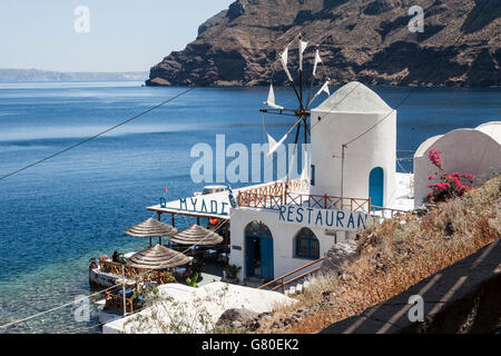 Weiß getünchte Restaurant Thirasia Santorini Griechenland Stockfoto