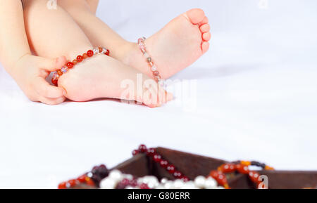 Baby Füße mit den Händen auf weißem Hintergrund Stockfoto