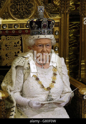 Königin Elizabeth II. Hält ihre Rede im House of Lords während der Staatseröffnung des Parlaments im Palace of Westminster in London. Stockfoto