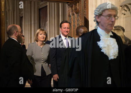 Premierminister David Cameron und die amtierende Labour-Vorsitzende Harriet Harman verlassen das Oberhaus nach der Eröffnung des Parlaments durch den Staat im Londoner Palast von Westminster. Stockfoto