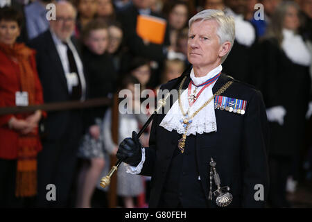 Der Gentleman Usher des Black Rod David Leakey, geht durch die zentrale Lobby während der State Opening of Parliament im Palace of Westminster in London. Stockfoto