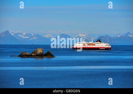 Nordlys Hurtigruten Küsten Fähre Richtung Norden, Lofoten, mit schneebedeckten Bergen, blau Stockfoto