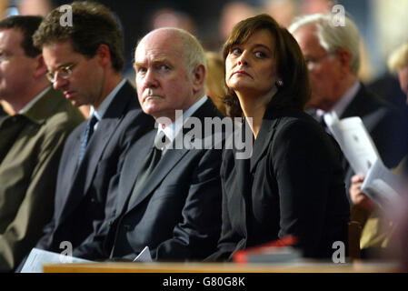 Cherie Blair, Ehefrau des britischen Premierministers und Gesundheitssekretärs John Reid in der Westminster Cathedral, wo eine Messe unter der Leitung von Kardinal Cormac Murphy-O'Connor stattfand. Stockfoto