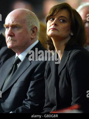 Cherie Blair, Ehefrau des britischen Premierministers und Gesundheitssekretärs John Reid in der Westminster Cathedral, wo eine Messe unter der Leitung von Kardinal Cormac Murphy-O'Connor stattfand. Stockfoto