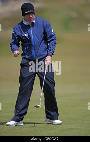 Richie Ramsay aus Schottland feiert am zweiten Tag der Dubai Duty Free Irish Open im Royal County Down Golf Club, Newcastle, einen Putt am 8. Stockfoto
