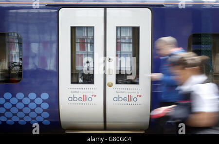 Ein ScotRail-Zug von Abellio am Glasgow Central Station in Schottland. Stockfoto