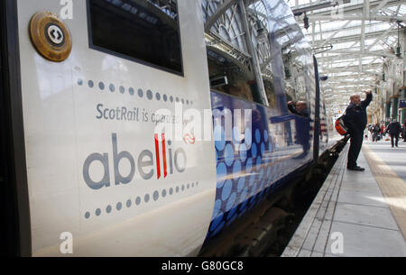 Ein ScotRail-Zug von Abellio am Glasgow Central Station in Schottland. Stockfoto