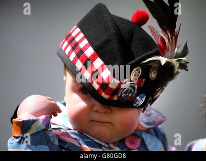 Der 10 Monate alte Mollie Kempik nimmt an der Enthüllung eines Denkmals am Ort der „Braveheart-Schlacht“ Teil, wo William Wallace und Andrew de Moray Schottland 1297 bei der Schlacht von Stirling Bridge zum Sieg führten. Stockfoto