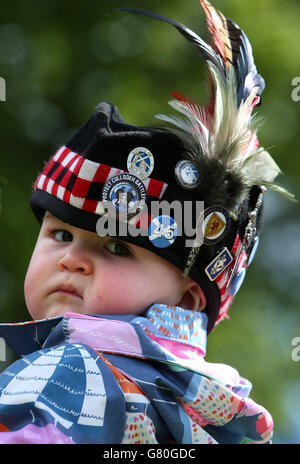 Der 10 Monate alte Mollie Kempik nimmt an der Enthüllung eines Denkmals am Ort der „Braveheart-Schlacht“ Teil, wo William Wallace und Andrew de Moray Schottland 1297 bei der Schlacht von Stirling Bridge zum Sieg führten. Stockfoto