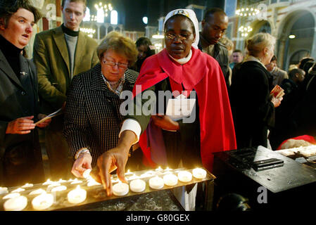 Die Gemeinde während einer Messe Requiem von Kardinal Cormac Murphy-O'Connor, Leiter der römisch-katholischen Kirche in England und Wales, um den Tod von Papst Johannes Paul II. Zu trauern Stockfoto