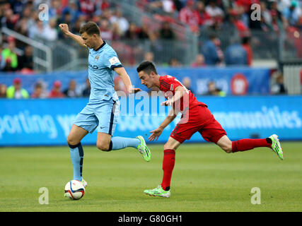 Fußball - freundlich - Toronto FC / Manchester City - BMO Field. Edin Dzeko von Manchester City kommt bei einem Freundschaftsspiel gegen den FC Toronto im BMO Field, Toronto, Kanada, an Jay Chapman vorbei. Stockfoto