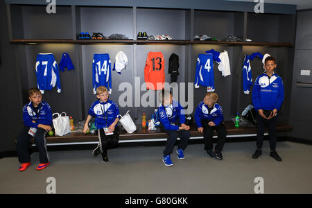 Oldham Athletic vertreten durch die South Failsworth Primary School in der Ankleidezimmer vor dem Kinder+Sport Football League Kids Cup Endgültig Stockfoto