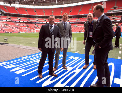 Fußball - Sky Bet League One - Play Off - Finale - Preston North End gegen Swindon Town - Wembley Stadium. TV-Moderator Mark Clemmit (Mitte) mit Simon Grayson (rechts), Manager von Preston North End, und Glynn Snodin (links) Stockfoto