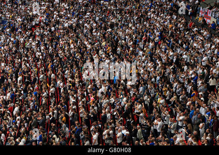 Fußball - Sky Bet League One - Play Off - Finale - Preston North End gegen Swindon Town - Wembley Stadium. Allgemeine Ansicht der Lüfter im Ständer Stockfoto