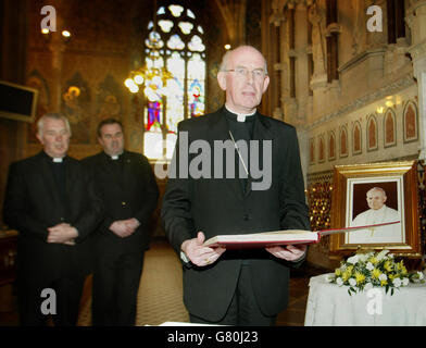 Papst Johannes Paul II Tod - Armagh Kathedrale Stockfoto