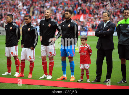 L-R: Massimo Luongo von Swindon Town, Nathan Byrne, Jack Stephens, Torwart Wes Foderingham und Manager Mark Cooper stehen vor dem Spiel an Stockfoto