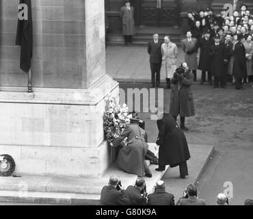 Marschall Tito, das Staatsoberhaupt der jugoslawischen Nation, ehrt die Kriegtot Großbritanniens, indem er einen Kranz auf das Cenotaph in Whitehall legt. Stockfoto