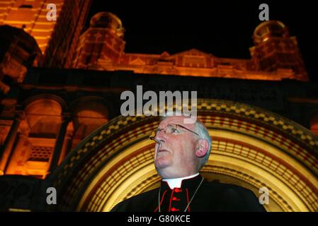 Cormac Murphy im Gespräch mit der Presse nach der Ankündigung des Todes von Papst Johannes Paul II. Stockfoto