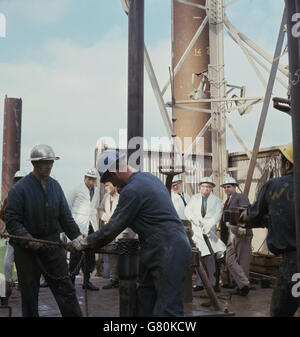 Der Minister für Macht, Fred Lee, und Mitglieder seiner Partei, die am Deck des Bohrgeräts „Sea Gem“ in der Nordsee vor Grimsby entlang gehen. Stockfoto