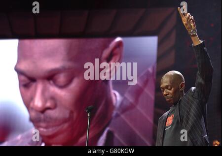 TMF Awards 2005 - Ahoy Stadium. Maxi Jazz of Faithless spielt live auf der Bühne. Stockfoto