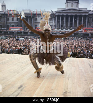 Eine Tänzerin der Sierra Leone National Dance Troupe tritt im Rahmen des Commonwealth Arts Festivals auf dem Trafalgar Square in London auf. Stockfoto