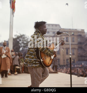 Ein Gitarrist der Sierra Leone National Dance Troupe tritt im Rahmen des Commonwealth Arts Festivals auf dem Trafalgar Square in London auf. Stockfoto