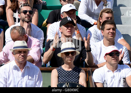 Die deutsche Fußballspielerin Bastian Schweinsteiger beobachtet ihre Partnerin Ana Ivanovic im Einsatz gegen Lucie Safarova im Halbfinale der Frauen am 12. Tag der French Open bei Roland Garros am 4. Juni 2015 in Paris, Frankreich Stockfoto