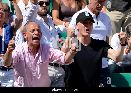 Die deutsche Fußballspielerin Bastian Schweinsteiger beobachtet ihre Partnerin Ana Ivanovic im Einsatz gegen Lucie Safarova im Halbfinale der Frauen am 12. Tag der French Open bei Roland Garros am 4. Juni 2015 in Paris, Frankreich Stockfoto