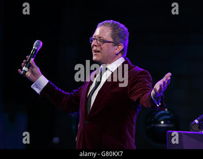 S Vitality Ball im Natural History Museum in London. DRÜCKEN Sie VERBANDSFOTO. Bilddatum: Donnerstag, 4. Juni 2015. Alle Erlöse aus dem Vitality Ball werden Age UK helfen, Gesellschaft, Beratung und Unterstützung für Millionen von älteren Menschen zu bieten, die sich einem späteren Leben allein stellen müssen. Bildnachweis sollte lauten: John Phillips / PA Wire Stockfoto